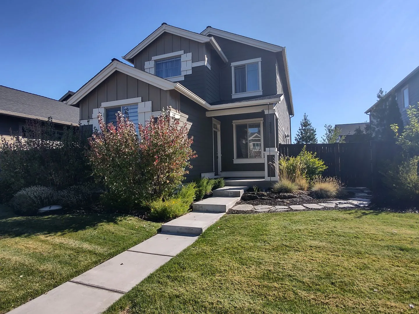 Lava Ridge 3 Bedroom 2.5 bath home with a fenced yard and an office! — Photo 1