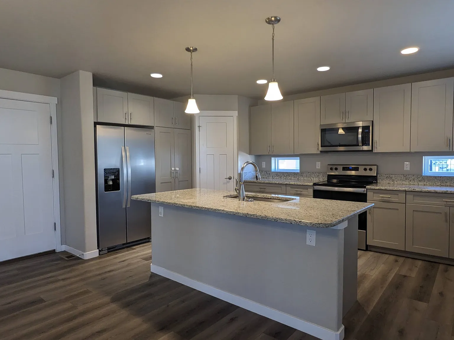4 bed, 3.5 bath, 2793 sqft, $2,900 — Photo 3