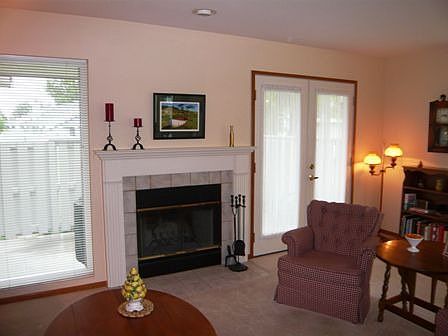 Living room w/fireplace
