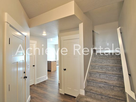 4th image of 913 E Robert Ave