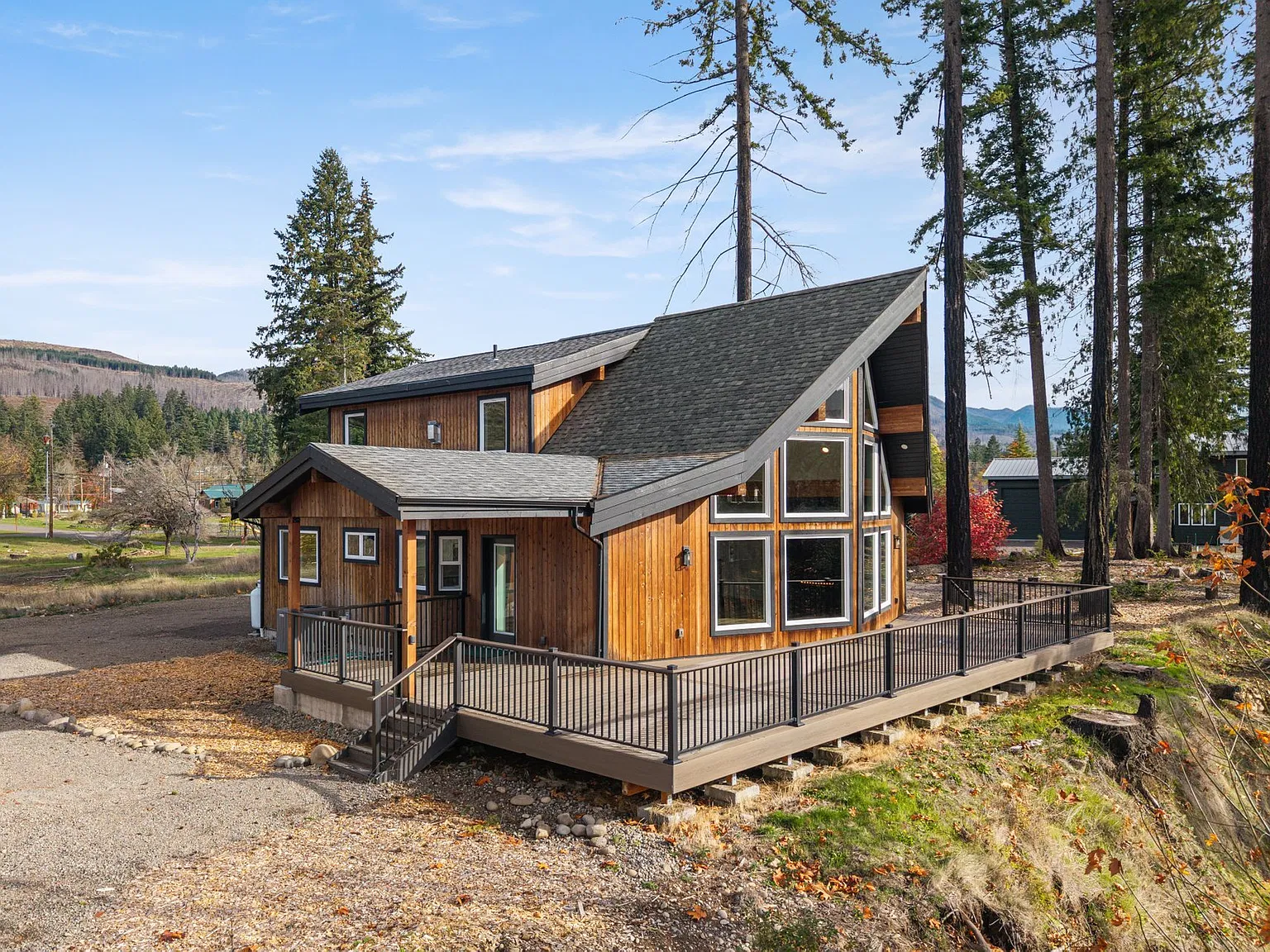 Perched above the Santiam: 3BD/2BA, walls of glass, two fireplaces, 40 min to Salem. — Photo 2