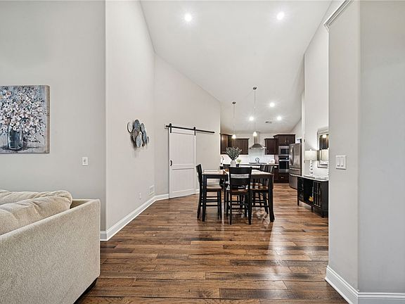 5th image of 336 Saddlebrook Rd