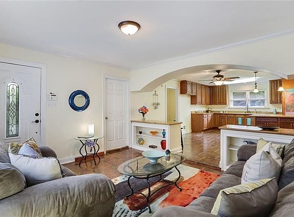 3rd image of 270 W Robert E Lee Blvd
