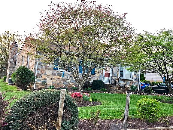 5th image of 214 Elm St