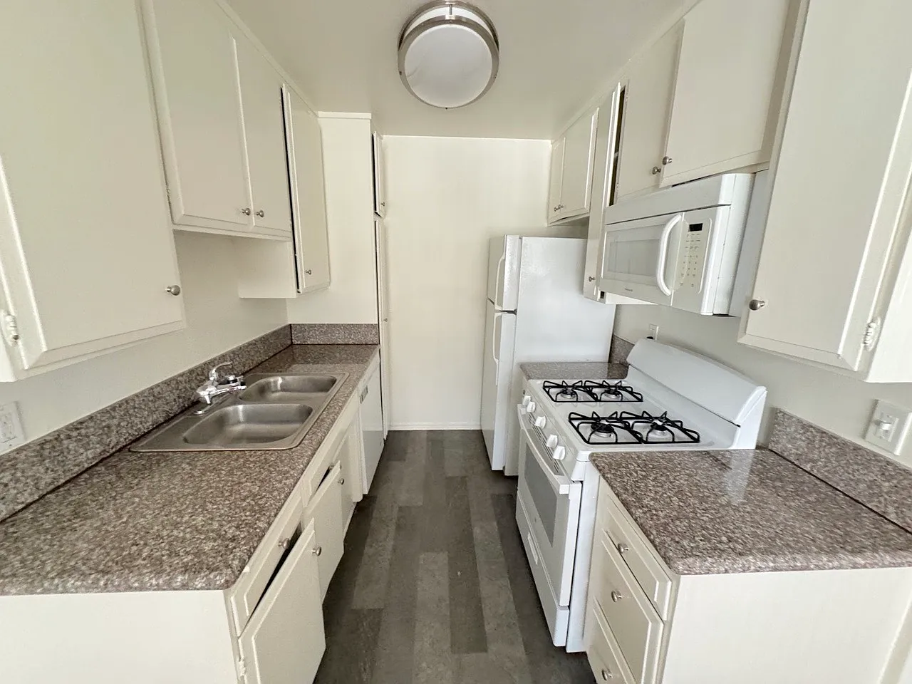 447 W Elk Avenue — Photo 4