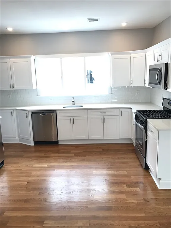 4 bed, 2.0 bath, 1900 sqft, $4,400 — Photo 4
