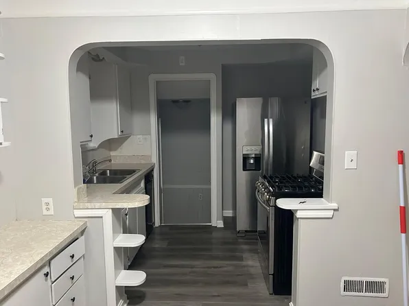 5815 Snow Rd, Cleveland, OH 44129