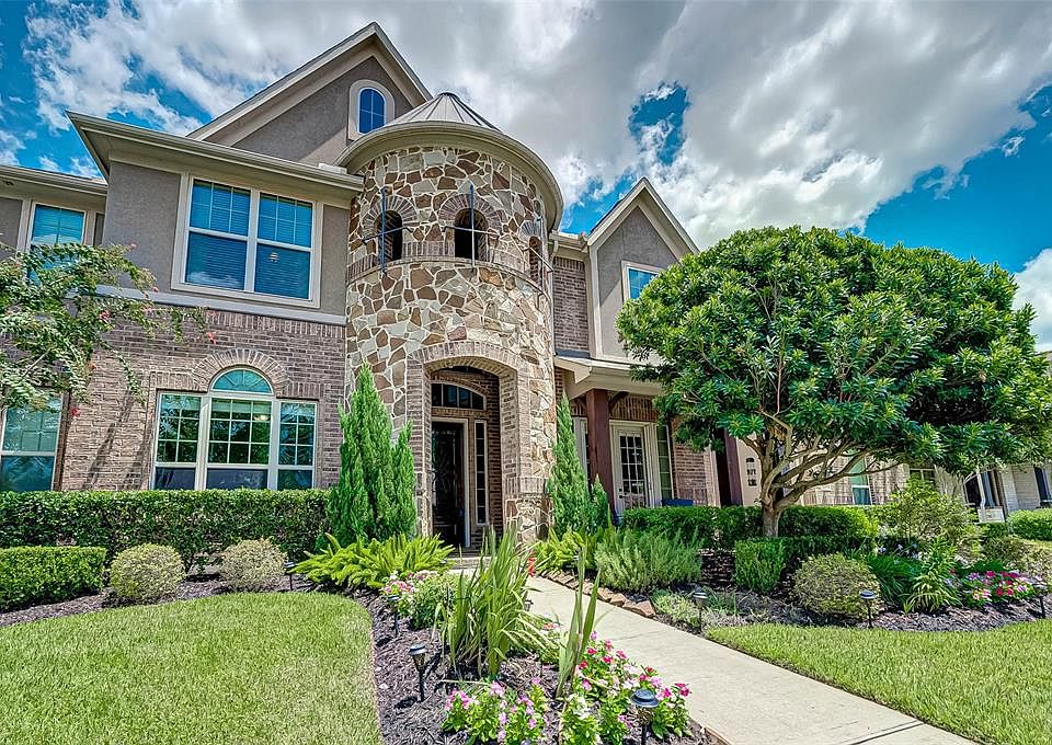 This curb appeal is outstanding! The arches and curves to the exterior make this home stand out beautifully. Let's go inside!