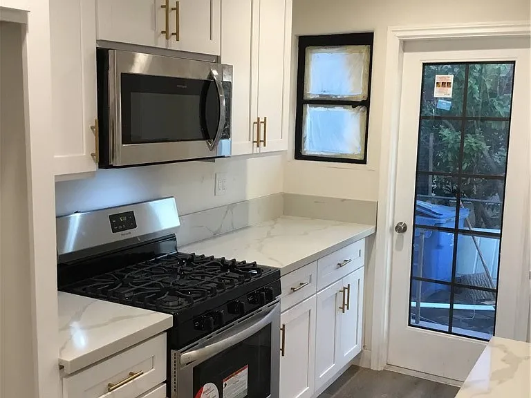 1574 N Orange Grove Ave — Photo 13