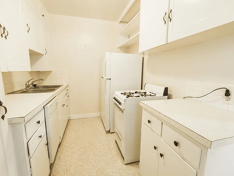 Colonial Park Apartments - Comfortable Living with a $99 Deposit Move-In Special — Photo 5