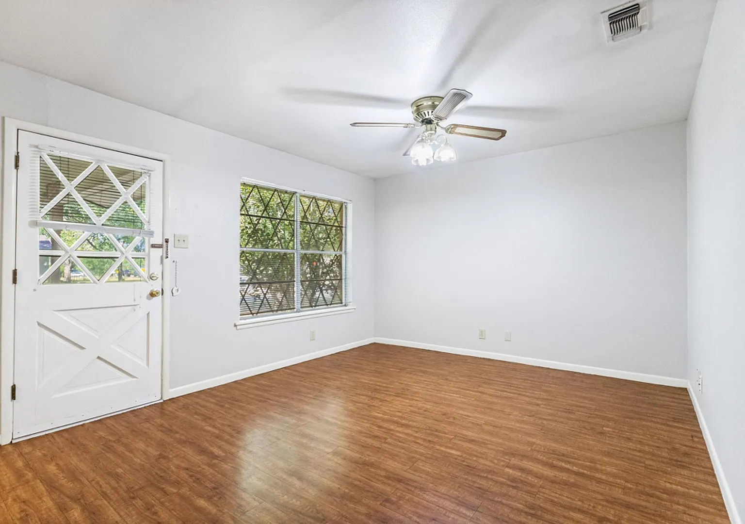Spacious 3BR Duplex Less Than 1 Mile from Texas State University — Photo 3