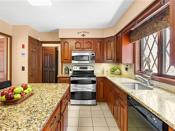 5th image of 191 Fairway Dr