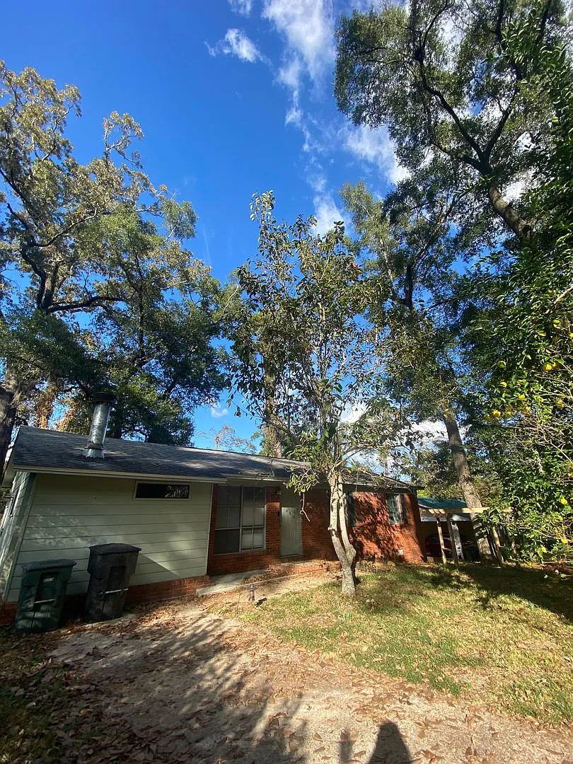 Available Now 3 Bedroom 2 Bath Single Story — Photo 2