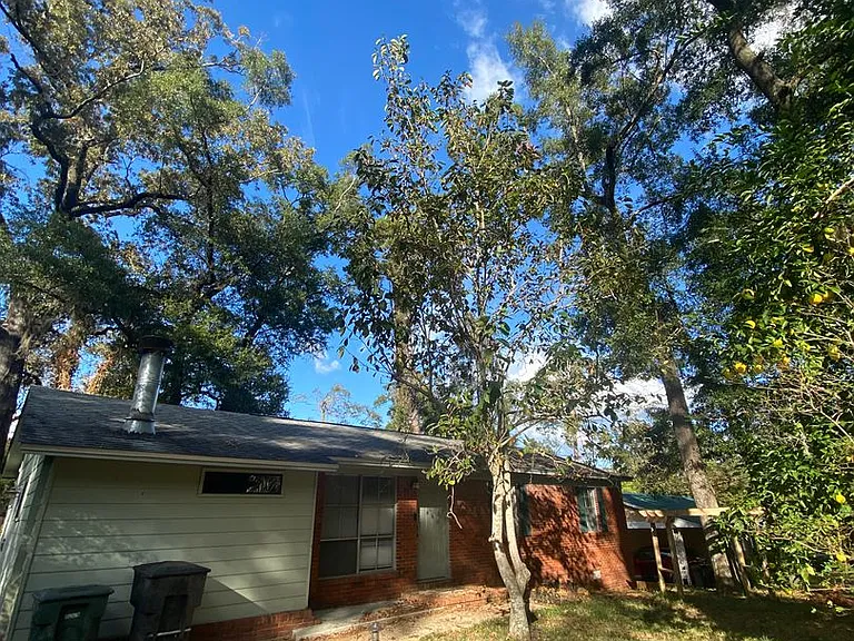 2516 McArthur St — Photo 2