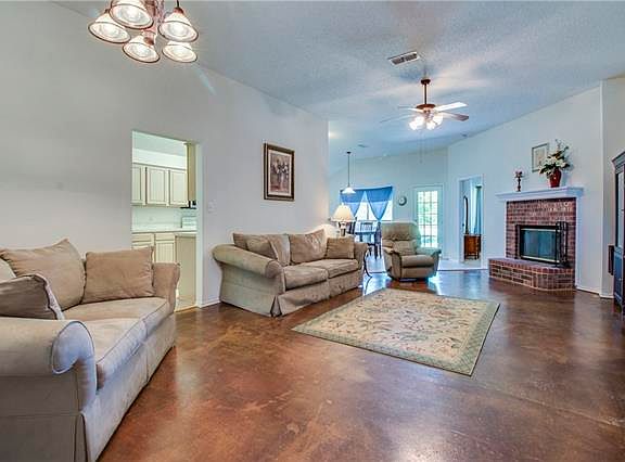 4th image of 3960 Silver Springs Dr