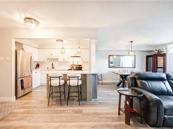 9 Bonheur Ct #401, Brantford, ON N3P 1Z5