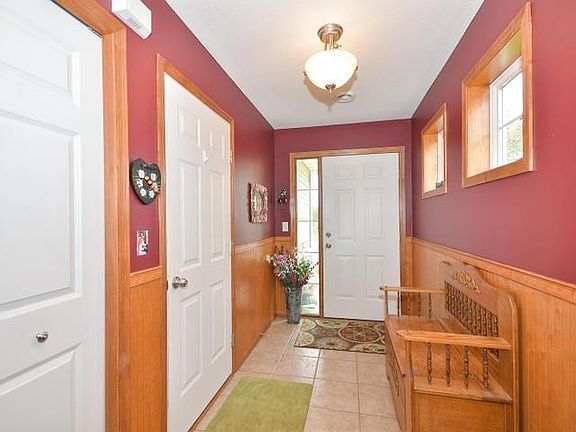 Step into the spacious foyer - there's room for everyone to come in!