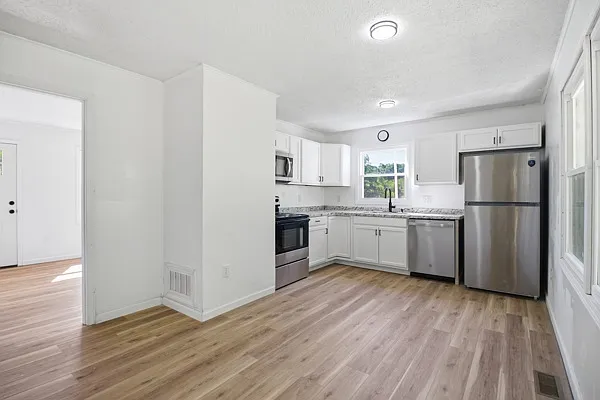 3 bed, 960 sqft, $1,900 — Photo 2