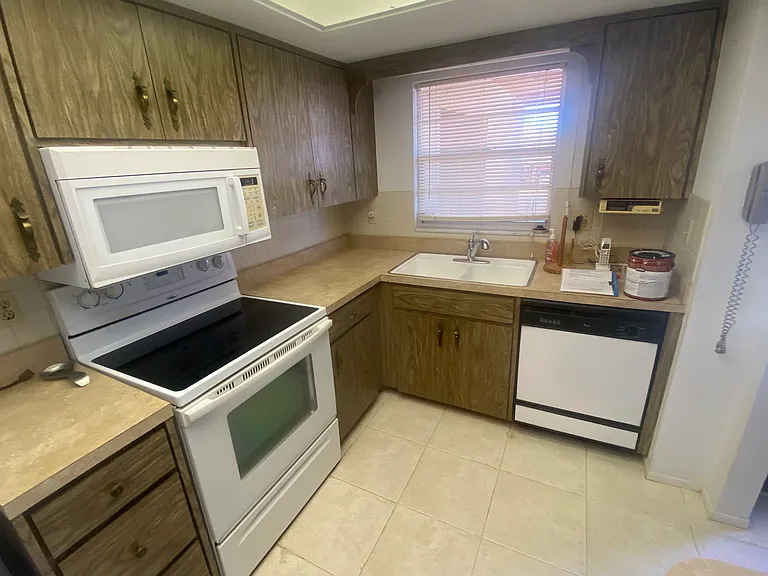 655 Park Cir — Photo 3