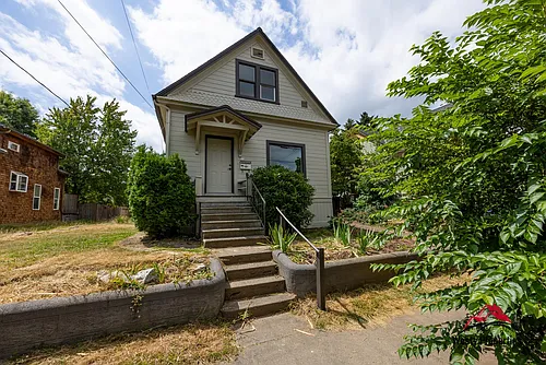 542 NE Brazee St Photo 1