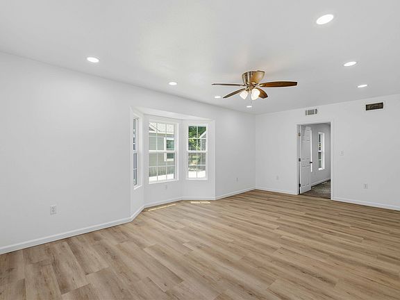 5th image of 2201 Vincent St