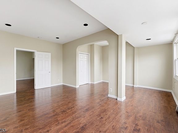 4th image of 225 John St