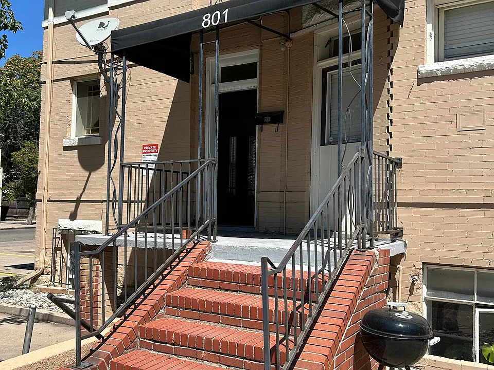 Private front porch/balcony