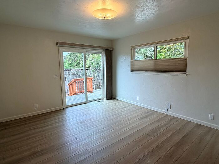 1st image of 912 Maple St