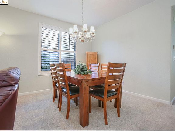 5th image of 2588 Crescent Way