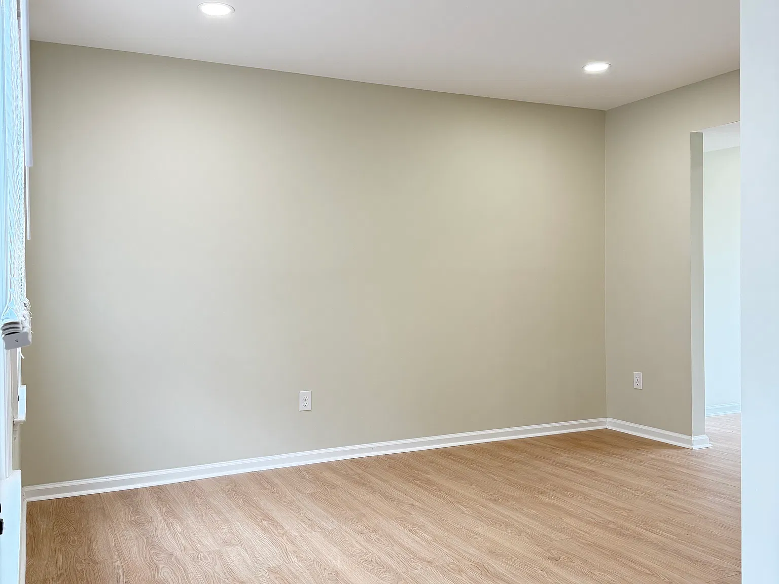 3 bed, 1.5 bath, 1041 sqft, $2,500 — Photo 3