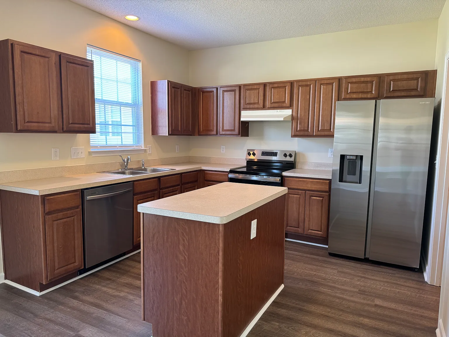 3 bed, 2.5 bath, $1,975 — Photo 3