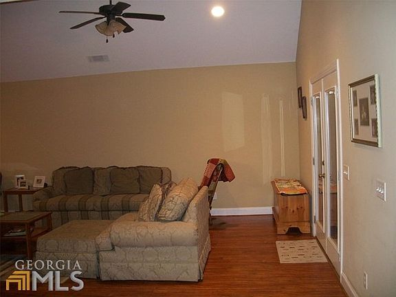 3rd image of 3121 McCall Blvd