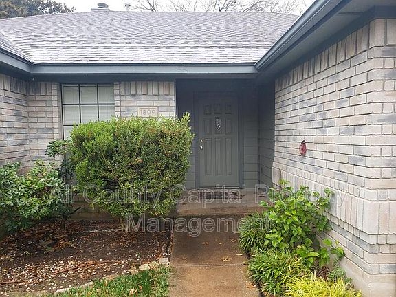 3rd image of 1809 Parkwood Dr