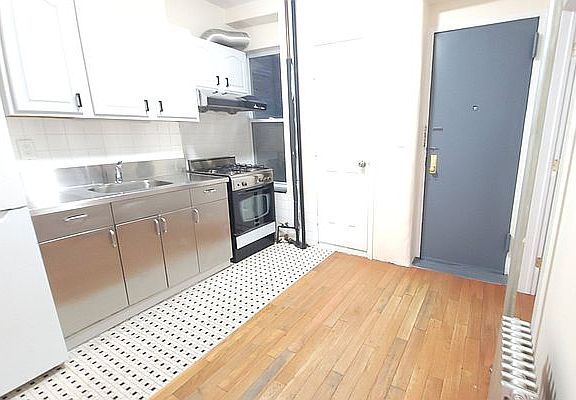 2nd image of 10 Delancey St APT 3