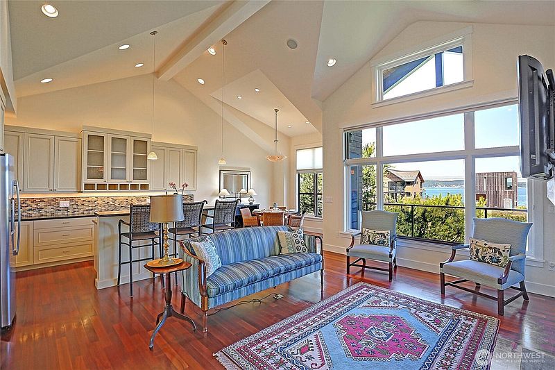 4th image of 1095 Essex Street #2
