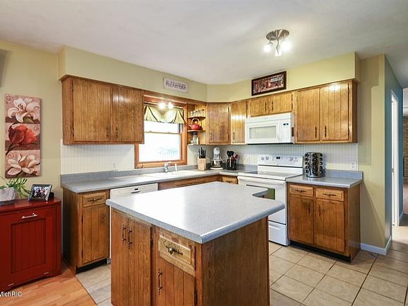 3rd image of 5518 W Hiawatha Ln