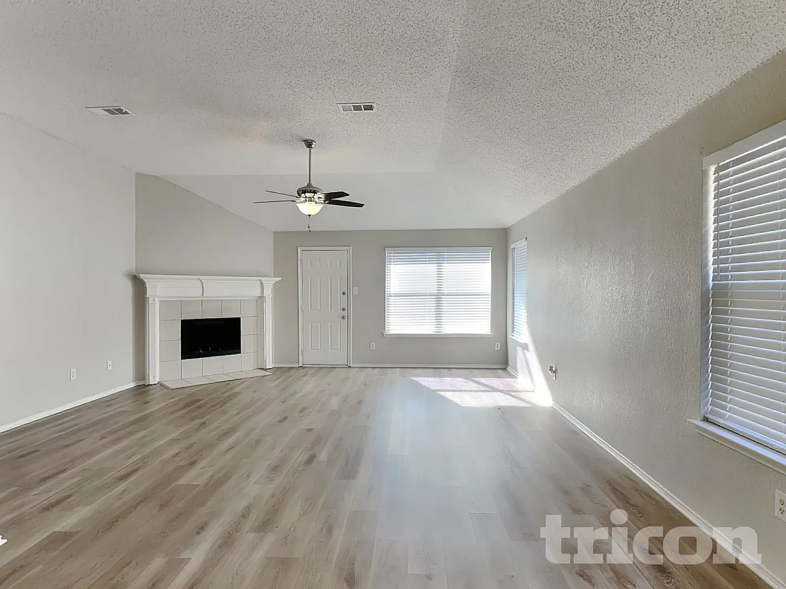 304 Dakota Drive Arlington TX — Photo 2