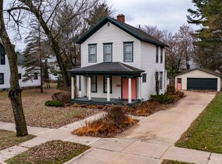 512 Jefferson St, Waupaca, WI 54981