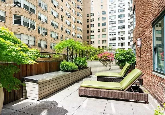 4th image of 170 E 77th St #2FG
