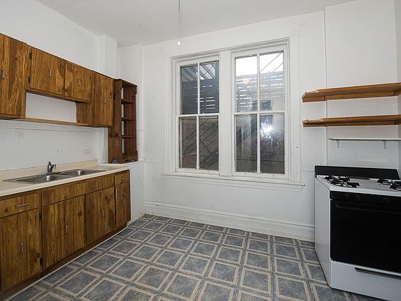 4th image of 710 N Bishop St #1