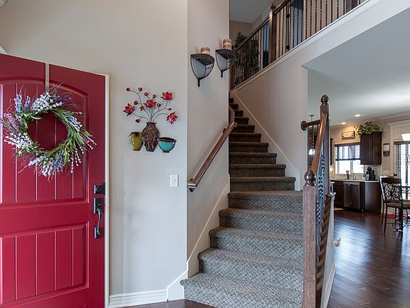 2-story entry w/plant shelf