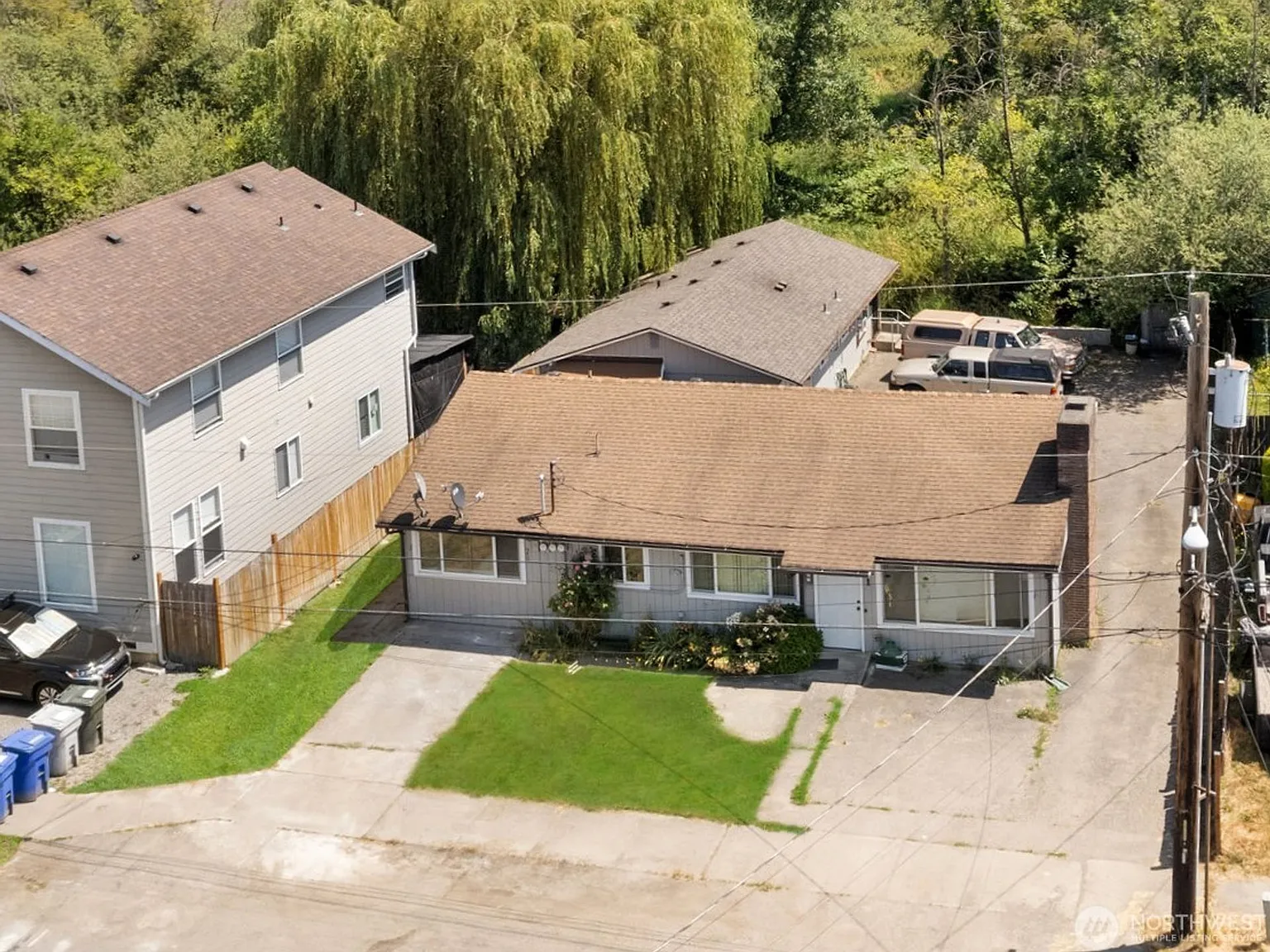758 Woodford — Photo 4
