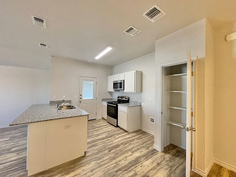 1801 Castroville Trl — Photo 6