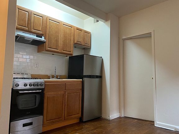 2nd image of 320 W 96th St APT 3B