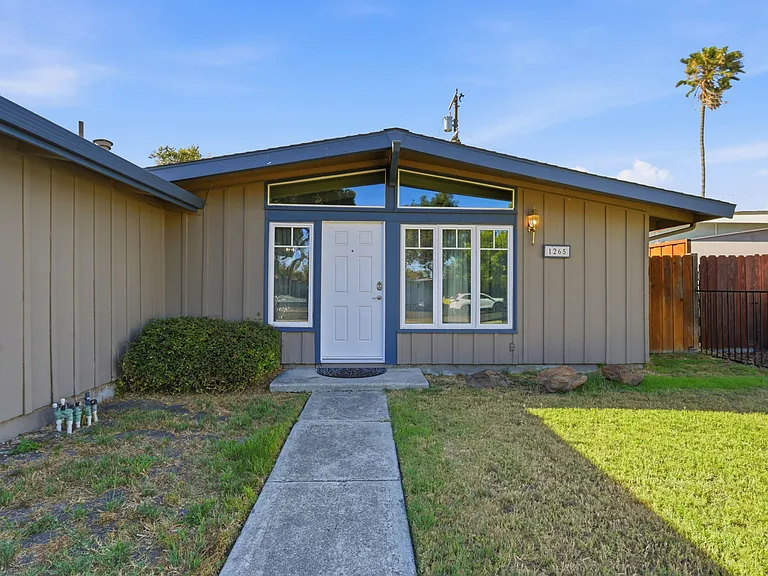 1265 Prescott Ave — Photo 2
