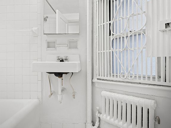 3rd image of 15 Cornelia St APT 4R