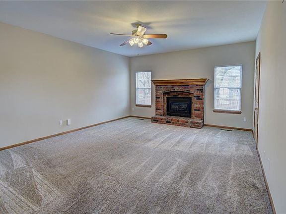 4th image of 628 SE Ashton Dr