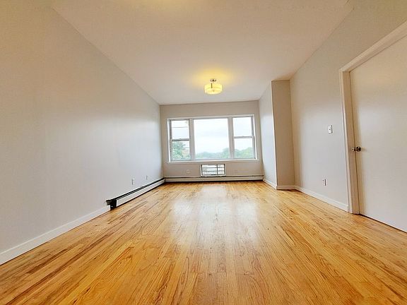 3rd image of 804 Evergreen Ave #3F