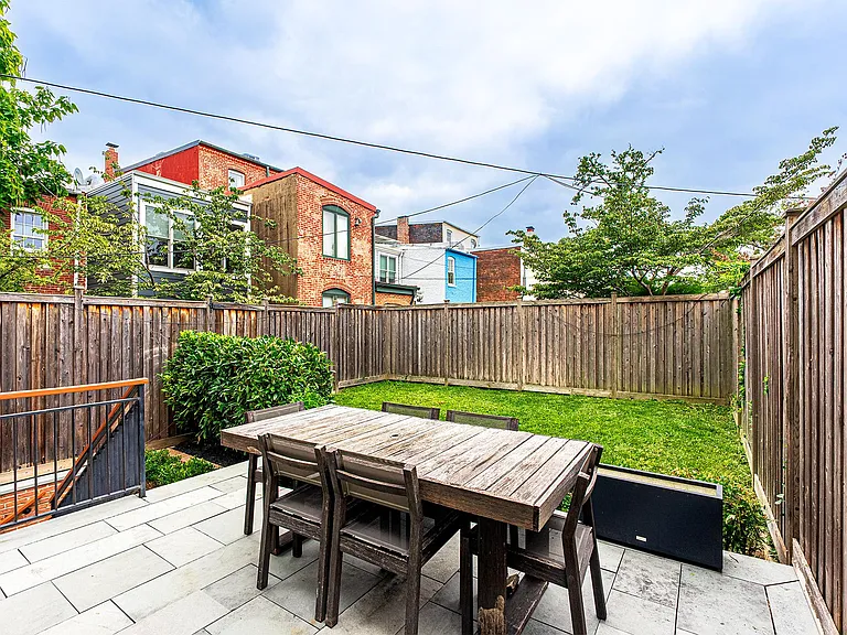 325 D St SE — Photo 29