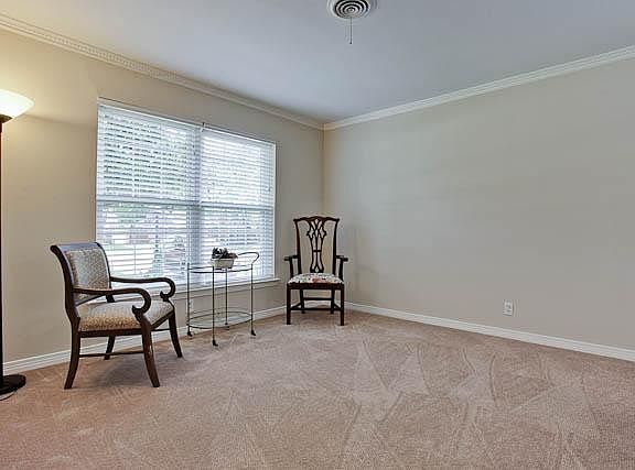 5th image of 736 Dumont Dr